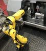 Průmyslový robot s koncovým efektorem vlastní konstrukce.